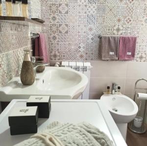 a bathroom with a sink and a tub and a toilet at Stè Sweet home M&A in Scanzano