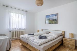 une chambre avec un lit et un tableau au mur dans l'établissement Ferienwohnung zum Hecht, à Überlingen