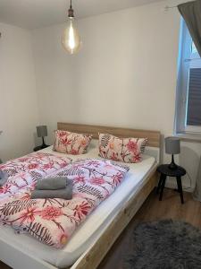 Un dormitorio con una cama grande con flores rosas. en Apartmenthaus Elbblick, en Bad Schandau 48 fotos más