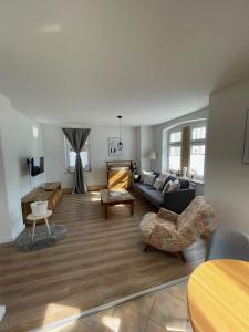 una sala de estar con un sofá y una mesa en Apartmenthaus Elbblick, en Bad Schandau