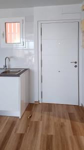 une cuisine vide avec un évier et une porte coulissante dans l'établissement Acacias IV, à Benidorm
