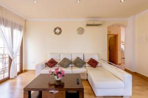 a living room with a white couch and a table at Apartamento Céntrico Sibarys - 1 dormitorio- Calle Pintada in Nerja