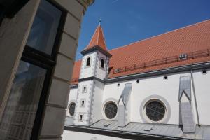 un edificio blanco con torre y techo en Hotel Pension Lumes - Self Check In, en Viena