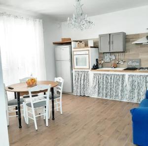 a kitchen and dining room with a table and chairs at Stè Sweet home M&A in Scanzano