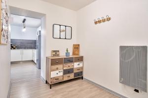 a room with a chest of drawers and a hallway at OFFRE SPECIALE Centre Verdun - Idéal Famille - Le Châtelois in Verdun-sur-Meuse
