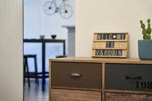a dresser with a sign that reads welcome to vancouver at OFFRE SPECIALE Centre Verdun - Idéal Famille - Le Châtelois in Verdun-sur-Meuse