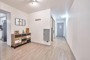 an empty room with a dresser and a hallway at OFFRE SPECIALE Centre Verdun - Idéal Famille - Le Châtelois in Verdun-sur-Meuse