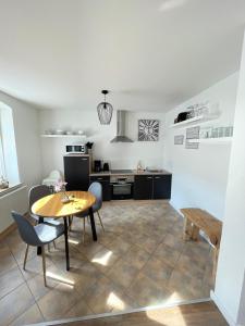 Kuchyň nebo kuchyňský kout v ubytování Apartmenthaus Elbblick Mühlberg + 24 fotografií