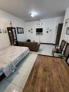 um quarto com uma cama e uma sala de estar em Ilia's Cozy Abode near Enchanted Kingdom & Nuvali em Santa Rosa