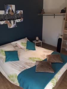Postel nebo postele na pokoji v ubytování Gite moderne proche de Kaysersberg av jacuzzi privé