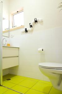 Uma casa de banho em Tslil Suite