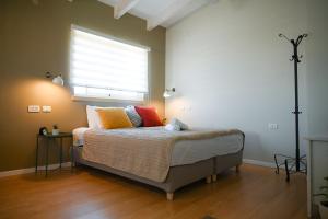Uma cama ou camas num quarto em Tslil Suite