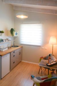 A cozinha ou kitchenette de Tslil Suite
