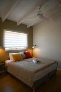 Uma cama ou camas num quarto em Tslil Suite