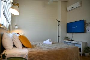 Uma cama ou camas num quarto em Tslil Suite
