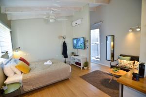 um quarto com uma cama e uma sala de estar em Tslil Suite em Yeruham
