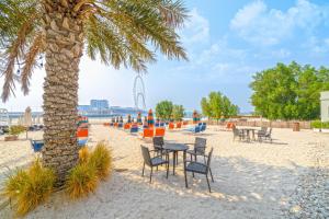 Restaurace v ubytování ALH Vacay - Amazing 2 BR in Jumeirah Beach Residences