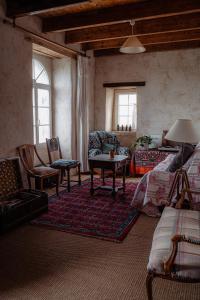 un soggiorno con divano e tavolo di LE MOULIN DU COUFFON a Kerlouan