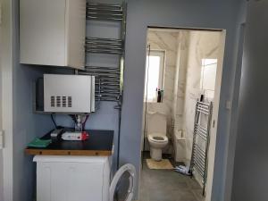 Et badeværelse på Self Catering Studio Flat