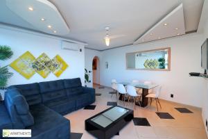 sala de estar con sofá y mesa en Incrivel cobertura de frente para o mar com 3 quartos e piscina particular em Copacabana!, en Río de Janeiro