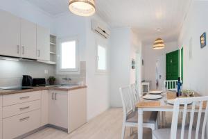 Η κουζίνα ή μικρή κουζίνα στο Marika Apartments +34 φωτογραφίες