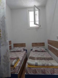 En eller flere senge i et værelse på Dani-Ban