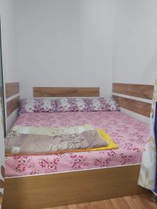 een bed met een roze sprei erop bij Dani-Ban in Star Dojran