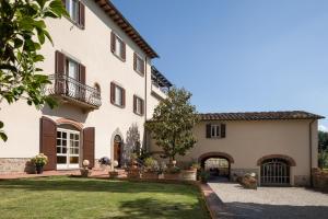 - une vue sur l'extérieur d'une grande maison avec une cour dans l'établissement Villa D'Epoca Carniani, à Arezzo