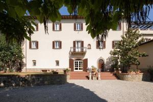 a large white building with a staircase in front of it at Villa D'Epoca Carniani in Arezzo