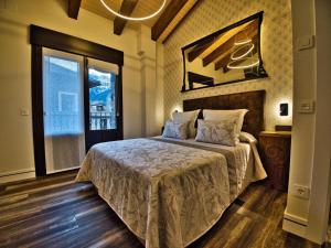 Tempat tidur dalam kamar di Apartamentos Valle de Ordesa-Torla