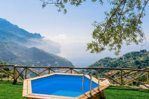 ラヴェッロにあるCasa delle Meraviglieの山の景色を望むプール