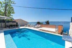 Bazén v ubytování New! Villa Atopos with heated private pool, 5 bedrooms, Cinema room, panoramic sea views nebo v jeho okolí