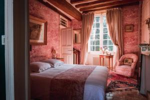 um quarto com uma cama grande e uma janela em Château du Plessis - Anjou em La Jaille-Yvon