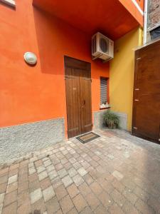 a building with an orange wall with a door at Residenza Bibiena in Mantova