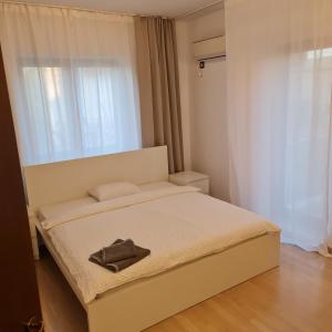 een kleine slaapkamer met een bed en een raam bij White Galaxy Villa in Otopeni