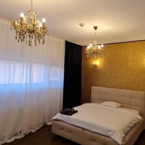 Un pat sau paturi într-o cameră la White Galaxy Villa