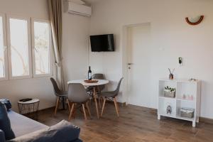 Televízia a/alebo spoločenská miestnosť v ubytovaní Apartments Prce
