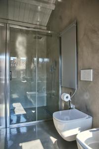 y baño con ducha, aseo y lavamanos. en Simone Cenedese Murano Apartments - Ambra, en Venecia