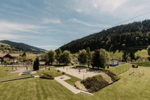 un parc avec des joueurs de volley-ball sur un terrain dans l'établissement Hofgut Apartment & Lifestyle Resort Wagrain, à Wagrain