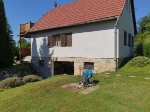 un gran edificio blanco con techo rojo en Pool house en Balatonkenese