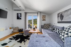 Posedenie v ubytovaní Villa Little Paradise with a private pool, 4 bedrooms, 2 living areas, 3km from the beach in Marina
