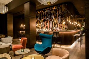 The lounge or bar area at Motel One Hannover-Oper