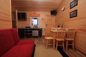 Η κουζίνα ή μικρή κουζίνα στο Domki Letniskowe Amelia