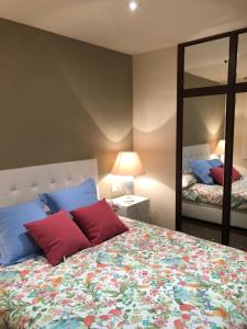 A bed or beds in a room at Apartamento Eden Mar Torre Valentina, Sant Antonio de Calonge Még 15 kép