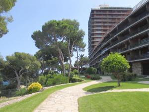 A garden outside Apartamento Eden Mar Torre Valentina, Sant Antonio de Calonge