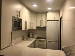 A kitchen or kitchenette at Apartamento Eden Mar Torre Valentina, Sant Antonio de Calonge