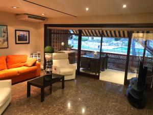A seating area at Apartamento Eden Mar Torre Valentina, Sant Antonio de Calonge