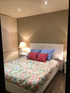 A bed or beds in a room at Apartamento Eden Mar Torre Valentina, Sant Antonio de Calonge