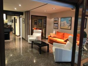 A seating area at Apartamento Eden Mar Torre Valentina, Sant Antonio de Calonge