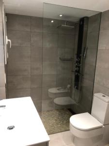 A bathroom at Apartamento Eden Mar Torre Valentina, Sant Antonio de Calonge